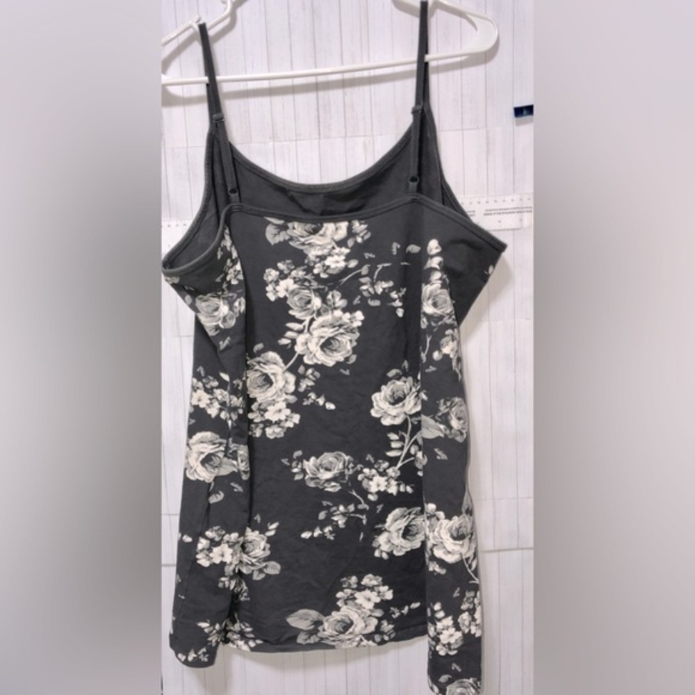 Ⓜ️Torrid tank top gray & white flowers adjustable straps